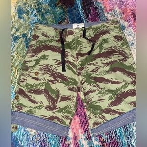 10 Deep Camo Cargo Shorts - Mint Condition